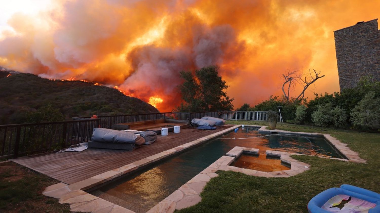 Aux Etats-Unis, un immense incendie au nord de Los Angeles entraîne des évacuations