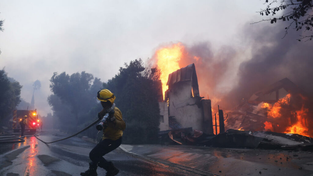 Californie : un violent incendie provoque des évacuations près de Los Angeles