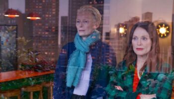 « La Chambre d’à côté » : Tilda Swinton et Julianne Moore face à la fin de vie, du grand art signé Almodovar