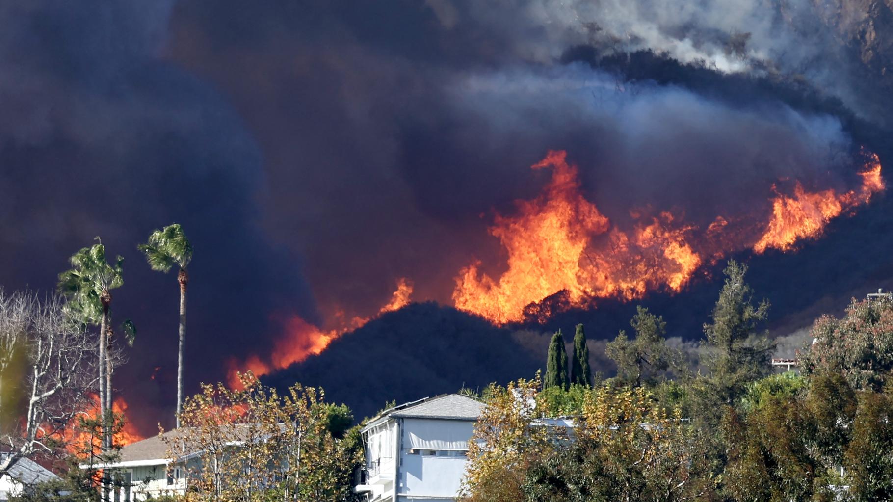 À Los Angeles, un incendie impressionnant s’est déclenché dans les collines posant un « danger mortel »