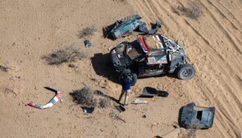 Dakar 2025 : les images impressionnantes des tonneaux de Sébastien Loeb, qui a néanmoins pu reprendre la route lors de la 3e étape