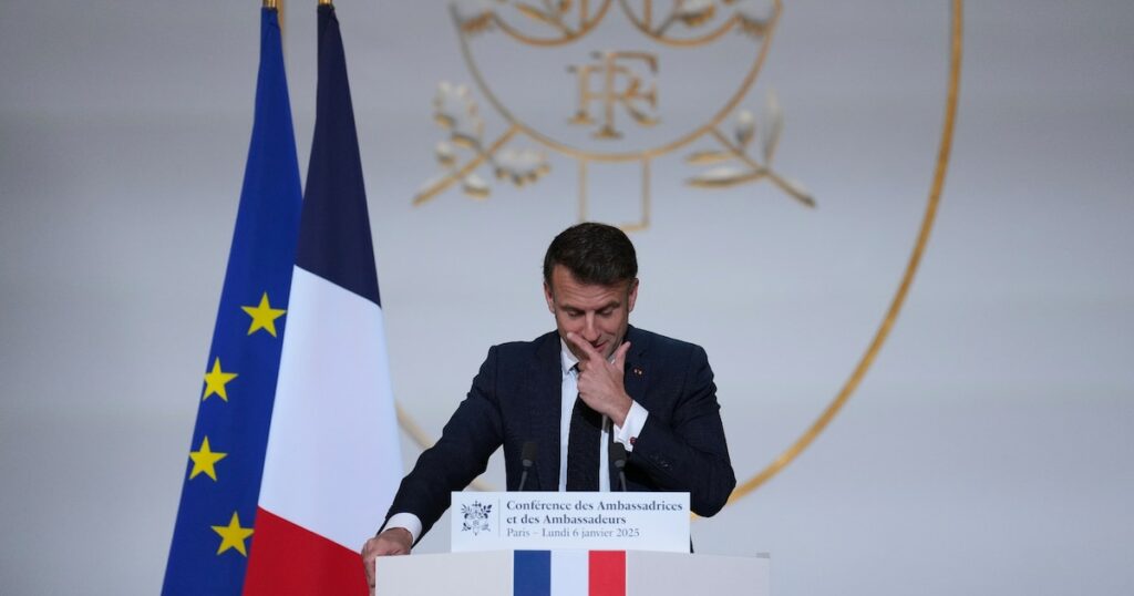 Le président Emmanuel Macron devant les ambassadeurs français, le 6 janvier 2025 à Paris