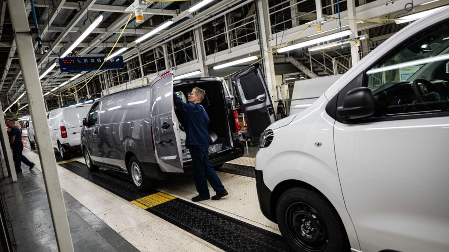 Pollution automobile : pour éviter des amendes, le groupe Stellantis est prêt à acheter des crédits d'émission à Tesla