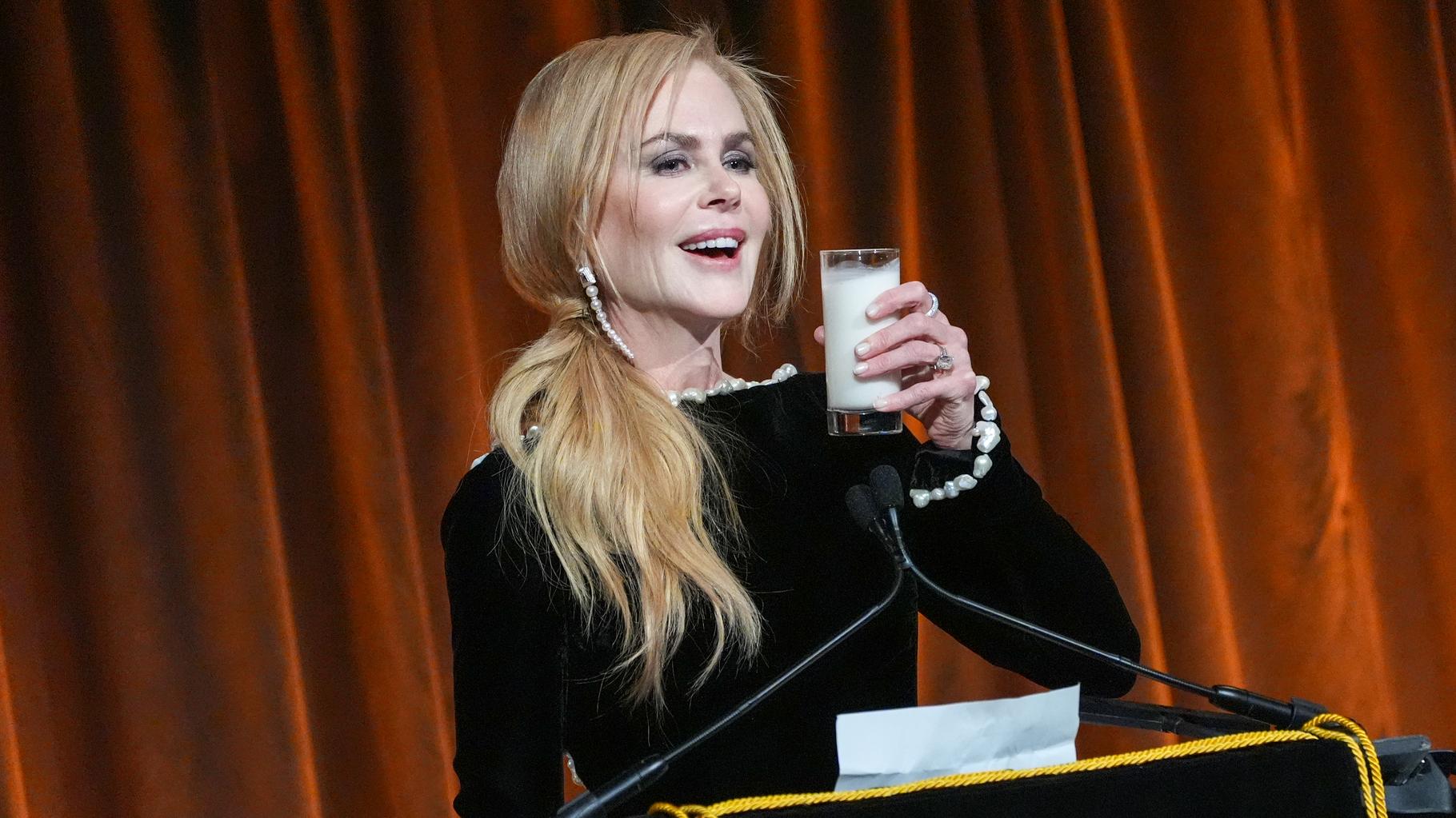 Primée pour « Babygirl », Nicole Kidman a bu un verre de lait sur scène au moment de recevoir sa récompense