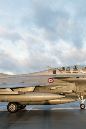 Des Rafale du détachement français de la police du ciel de l'Otan prêts à décoller à la base aérienne de Siauliai, en Lituanie, le 17 décembre 2024