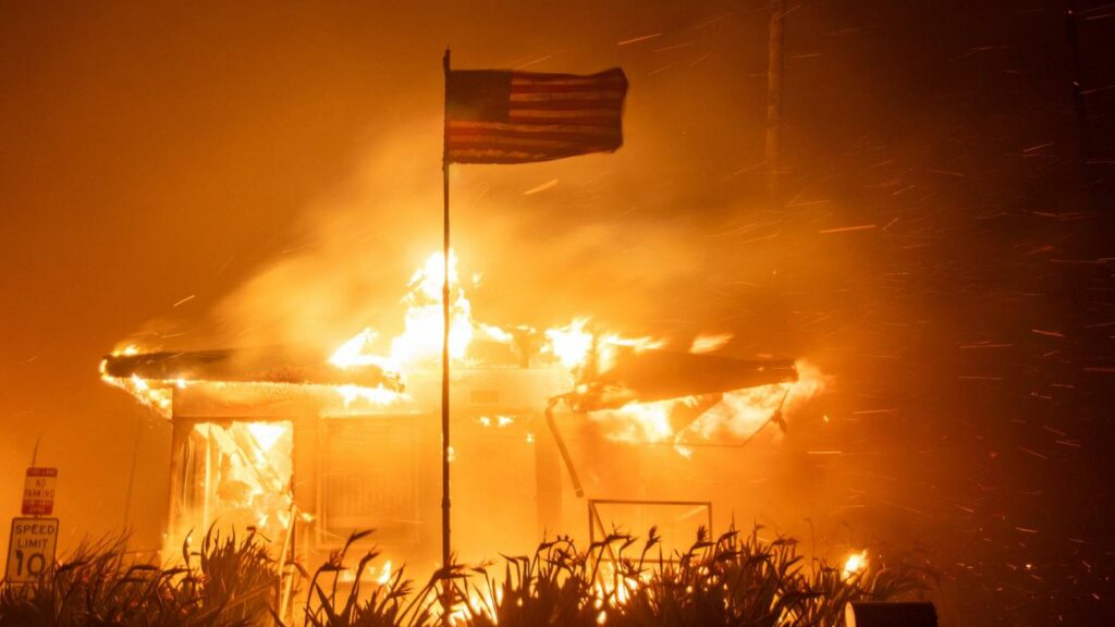 Los Angeles: Zehntausende fliehen vor von starken Winden angefachtem Feuer