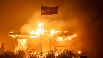 Los Angeles: Zehntausende fliehen vor von starken Winden angefachtem Feuer