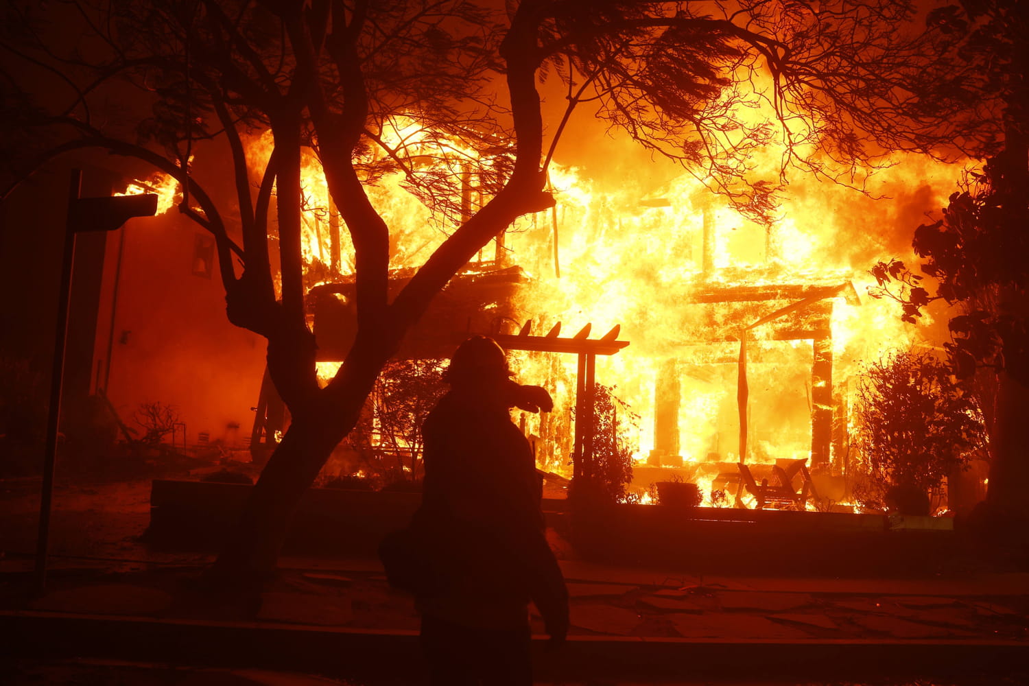 Incendies à Los Angeles : 30 000 personnes appelées à évacuer, les images saisissantes des flammes