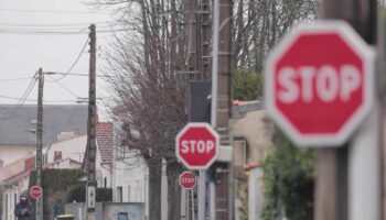 Charente-Maritime : La Rochelle installe 14 panneaux "stop" en 500 mètres