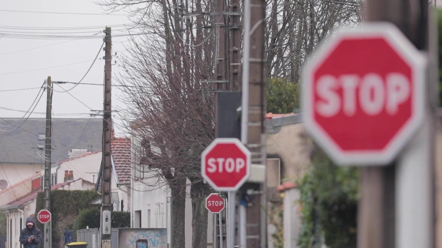 Charente-Maritime : La Rochelle installe 14 panneaux "stop" en 500 mètres