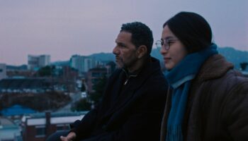 "Hiver à Sokcho" : le cinéaste Koya Kamura met en scène avec poésie l'introspection identitaire d'une jeune métisse franco-coréenne