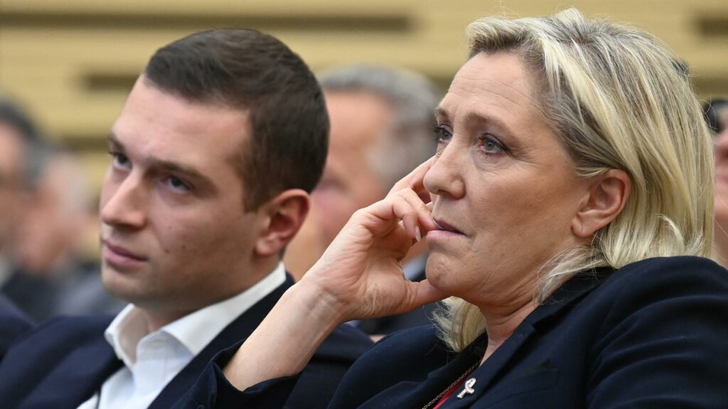 « Paris Match » publie une photo de Marine Le Pen en larmes en apprenant la mort de son père, le RN s’indigne