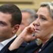 « Paris Match » publie une photo de Marine Le Pen en larmes en apprenant la mort de son père, le RN s’indigne