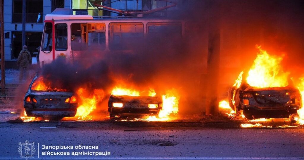 Des véhicules en feu après une frappe russe à Zaporijjia, dans le sud de l'Ukraine, le 8 janvier 2025