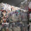 Recyclage : face aux montagnes de textiles, une nouvelle technologie