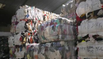 Recyclage : face aux montagnes de textiles, une nouvelle technologie