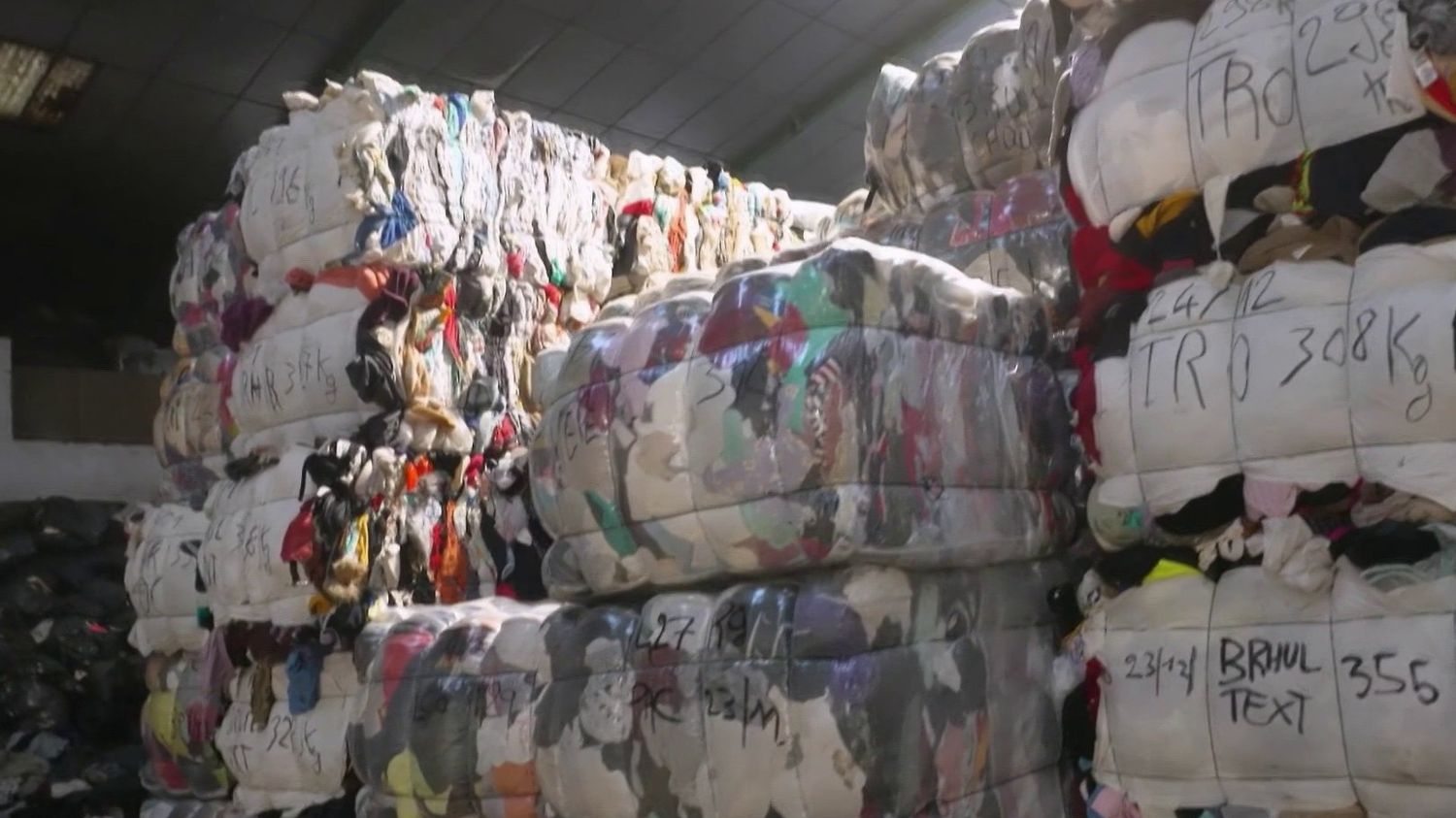 Recyclage : face aux montagnes de textiles, une nouvelle technologie