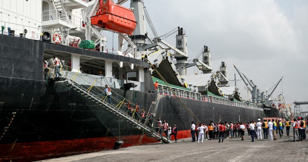 Côte d’Ivoire : le navire “qui sent le soufre et la mort” accoste à Abidjan