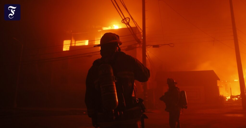 Kalifornien: Waldbrand bei Los Angeles zwingt Zehntausende zur Flucht