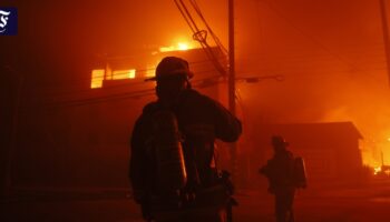 Kalifornien: Waldbrand bei Los Angeles zwingt Zehntausende zur Flucht