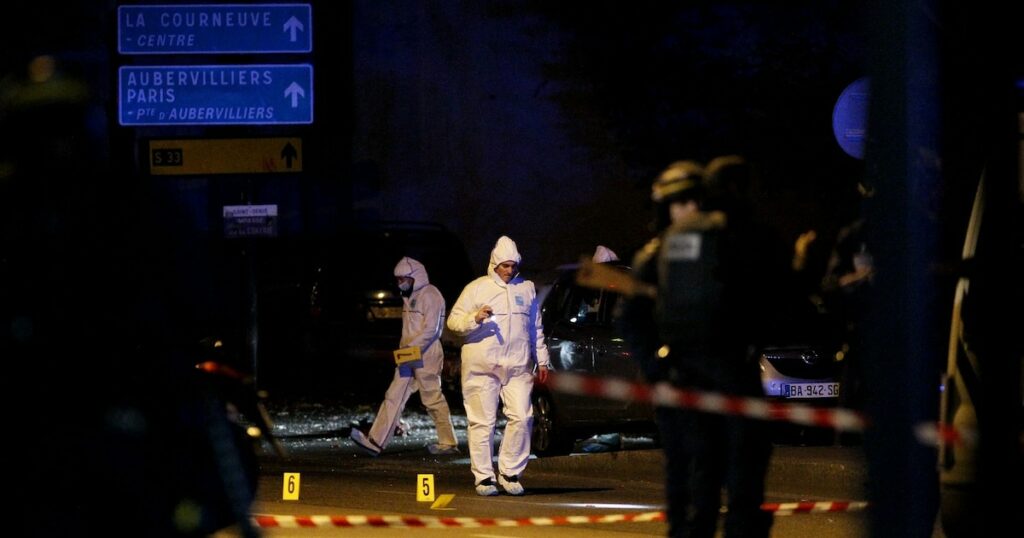 Des membres d'une équipe médico-légale travaillent sur les lieux d'un attentat près du Stade de France, le 13 novembre 2015 à Saint-Denis, près de Paris