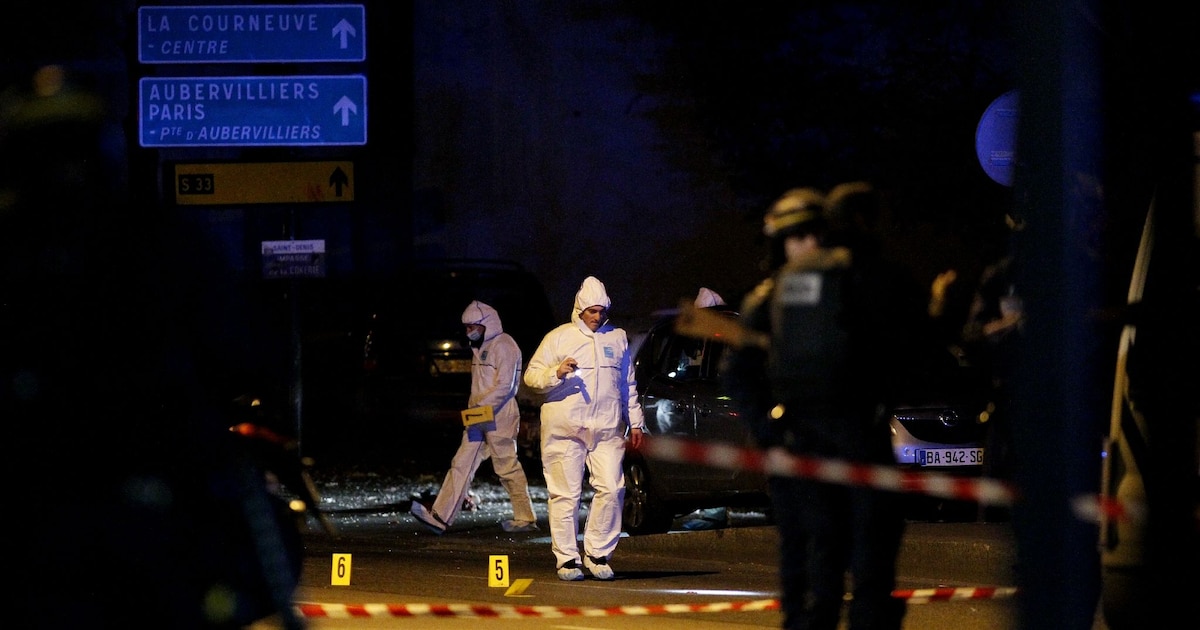 Des membres d'une équipe médico-légale travaillent sur les lieux d'un attentat près du Stade de France, le 13 novembre 2015 à Saint-Denis, près de Paris