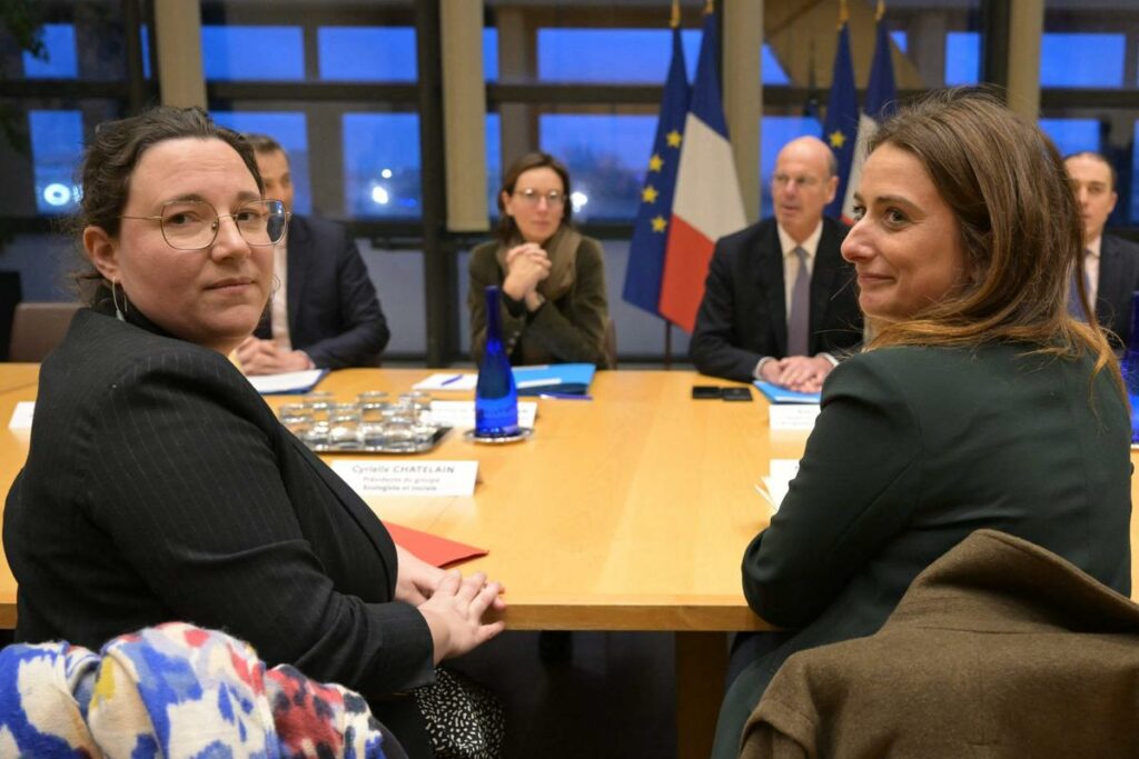 Réunion à Bercy sans LFI : Mélenchon dénonce la « forfaiture » et la « servilité » du PS, des écolos et du PCF