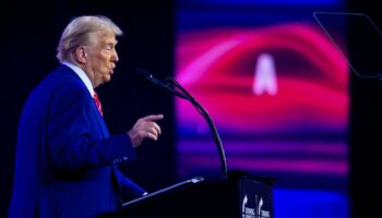 Donald Trump sur scène lors de la conférence AmericaFest de l'organisation conservatrice Turning Point à Phoenix (Arizona), le 22 décembre 2024