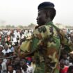 Un soldat tchadien monte la garde lors d'un meeting de campagne du candidat d'opposition à la présidentielle Saleh Kebzaboh, sur la Place de la Nation à N'Djamena le 8 avril 2016