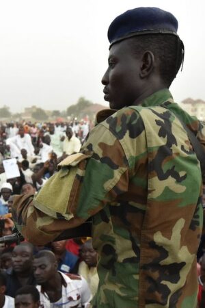 Un soldat tchadien monte la garde lors d'un meeting de campagne du candidat d'opposition à la présidentielle Saleh Kebzaboh, sur la Place de la Nation à N'Djamena le 8 avril 2016