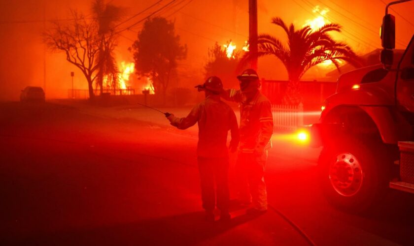 Video: Brände in Kalifornien: Einsatzkräfte kämpfen gegen die Flammen in Los Angeles