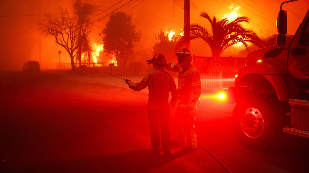 Video: Brände in Kalifornien: Einsatzkräfte kämpfen gegen die Flammen in Los Angeles