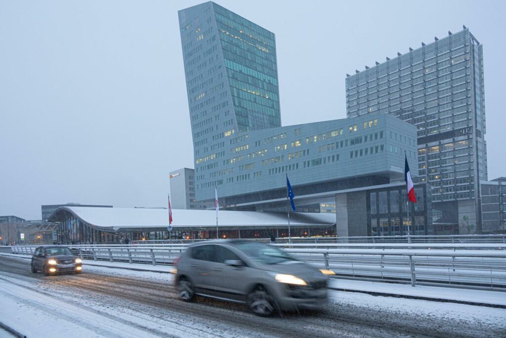 Sept départements en alerte orange à la neige ou aux crues, des dizaines de blessés