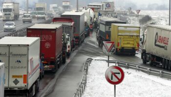 Météo : dans le Nord et le Pas-de-Calais, la neige sème la pagaille et fait au moins deux morts