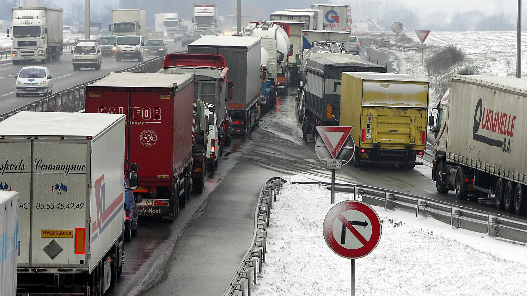 Météo : dans le Nord et le Pas-de-Calais, la neige sème la pagaille et fait au moins deux morts