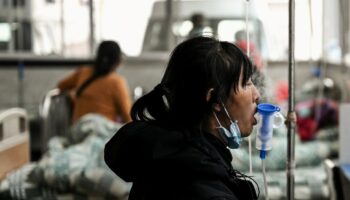 Une malade du Covid-19 dans un hôpital de Jinghong, dans la province du Yunnan (sud de la Chine) le 9 janvier 2023