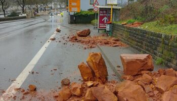 Impressionnant: Un éboulement bloque un axe principal à Trèves