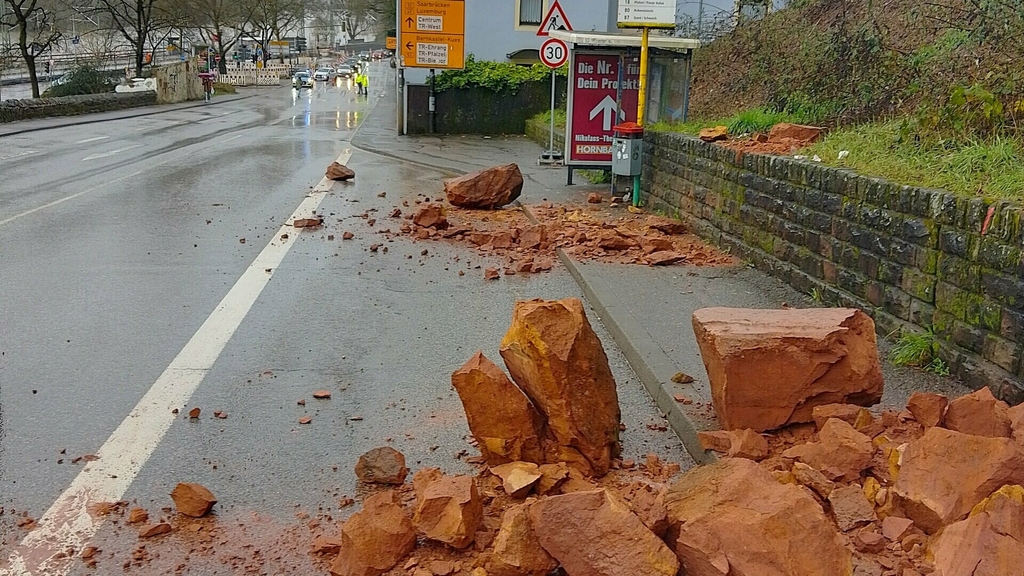 Impressionnant: Un éboulement bloque un axe principal à Trèves