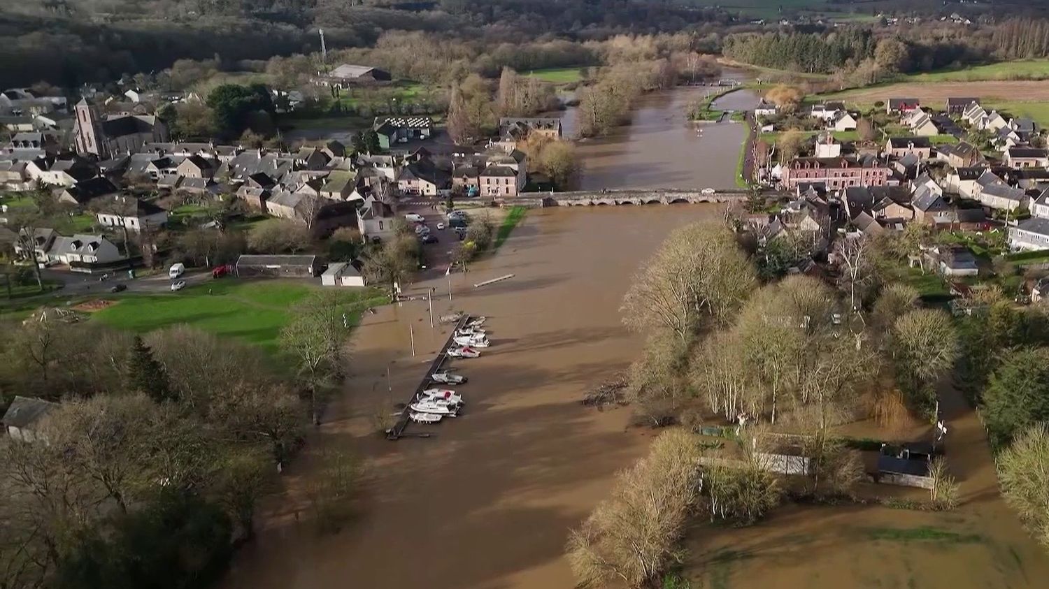 Inondations : des crues impressionnantes en Normandie et en Bretagne