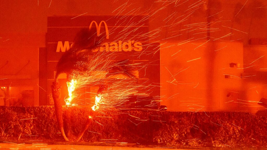 Incendies de Los Angeles : la métaphore de cette enseigne McDo en proie aux flammes n’a échappé à personne