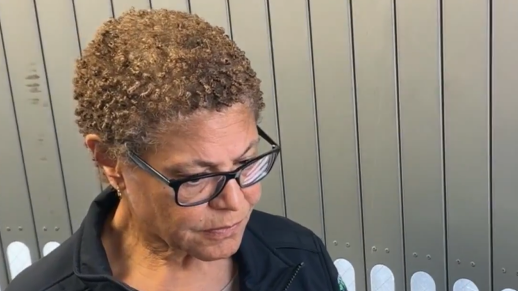 Incendies à Los Angeles : la maire Karen Bass, critiquée en pleine catastrophe, muette face à ce journaliste