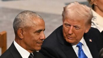 Donald Trump et Barack Obama en grande conversation aux funérailles de Jimmy Carter, tout le monde s’interroge