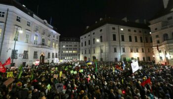 Massenproteste gegen FPÖ-Regierungsübernahme