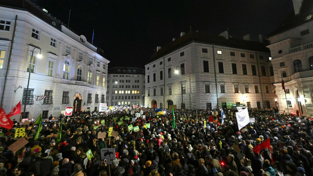 Massenproteste gegen FPÖ-Regierungsübernahme