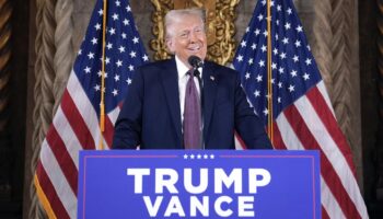 Trump huddling with Republican governors at Mar-a-Lago dinner