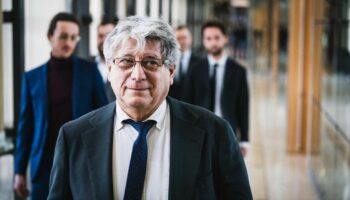 Budget 2025 : "Il va ressembler furieusement au budget Barnier, en pire", estime le président LFI de la commission des finances, Eric Coquerel, en sortant de Bercy