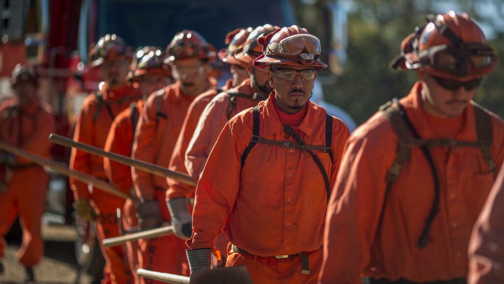 Incendies à Los Angeles : un quart des pompiers luttant contre le feu sont des prisonniers