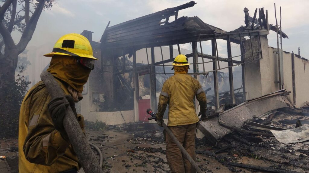 Incendies à Los Angeles : le bilan passe à dix morts, annoncent les autorités