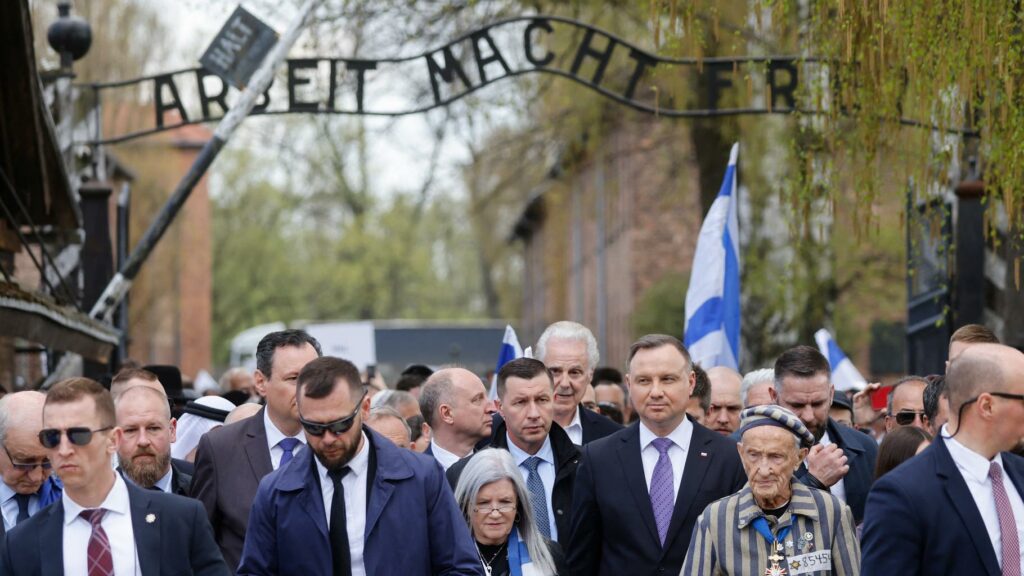 Netanyahu pourra se rendre aux commémorations d’Auschwitz malgré le mandat d’arrêt de la CPI, garantit la Pologne