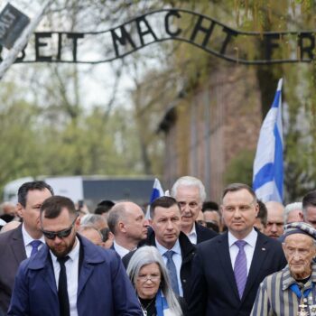 Netanyahu pourra se rendre aux commémorations d’Auschwitz malgré le mandat d’arrêt de la CPI, garantit la Pologne